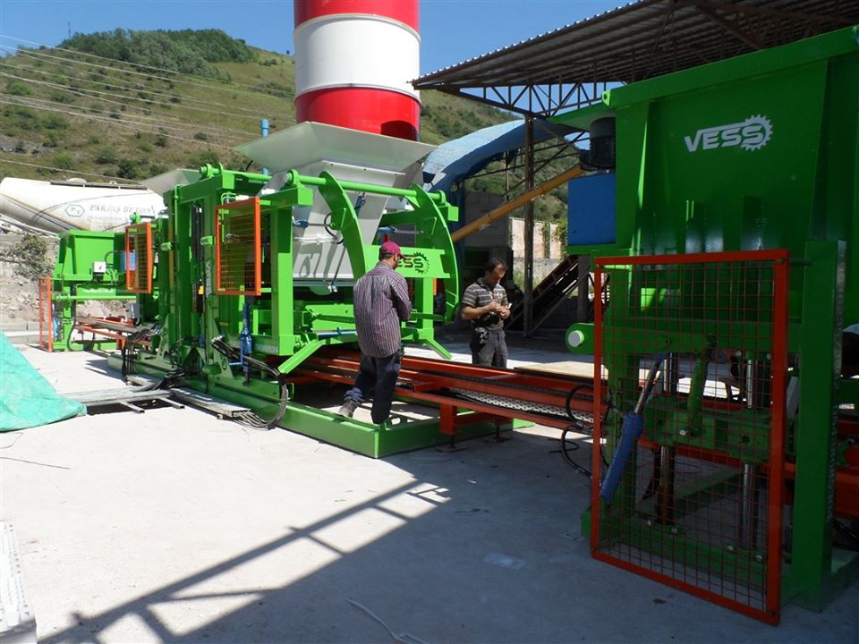 Máquina totalmente automática VESS 10.2 para bloques, losas y bordillos de concreto Máquina totalmente automática VESS 10.2 para bloques, losas y bordillos de concreto