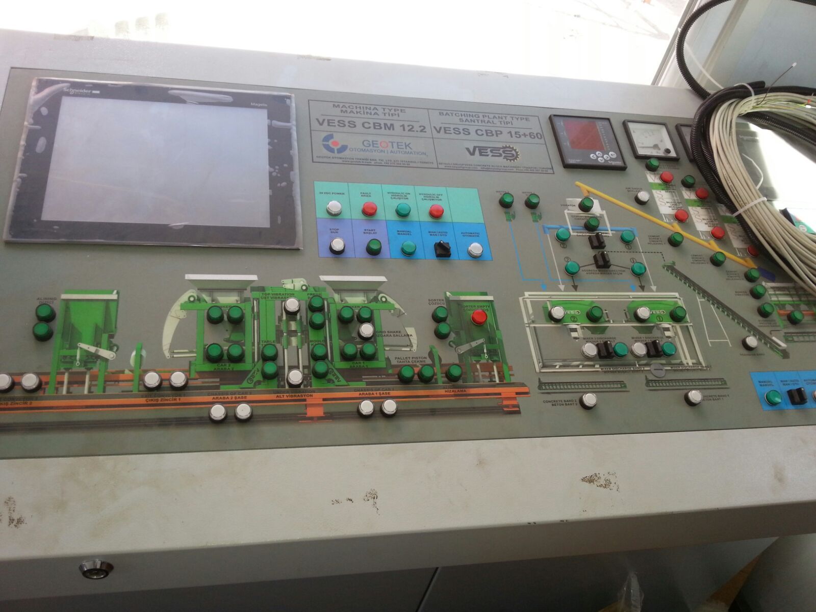 Panel eléctrico de una máquina de bloques de concreto y piedra pómez