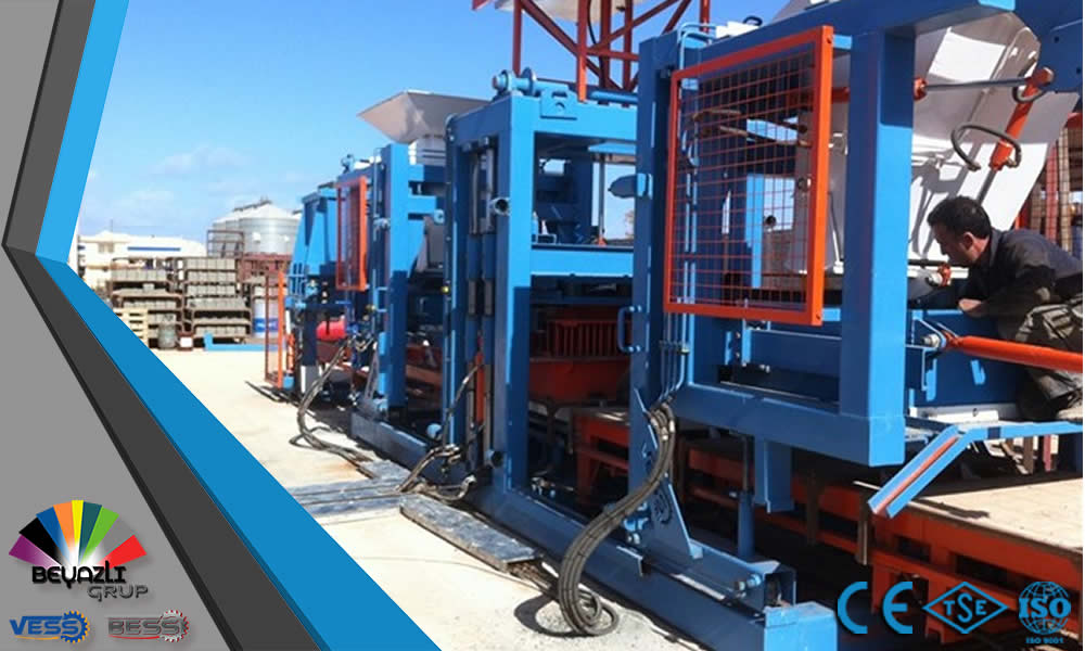 Máquina azul y naranja para producir bloques de concreto y piedra pómez