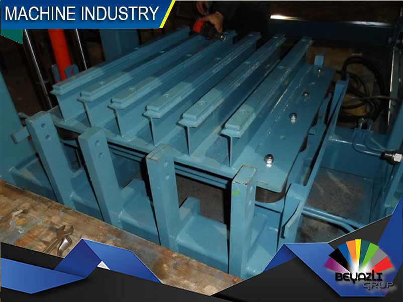 Hollow block machine mold
