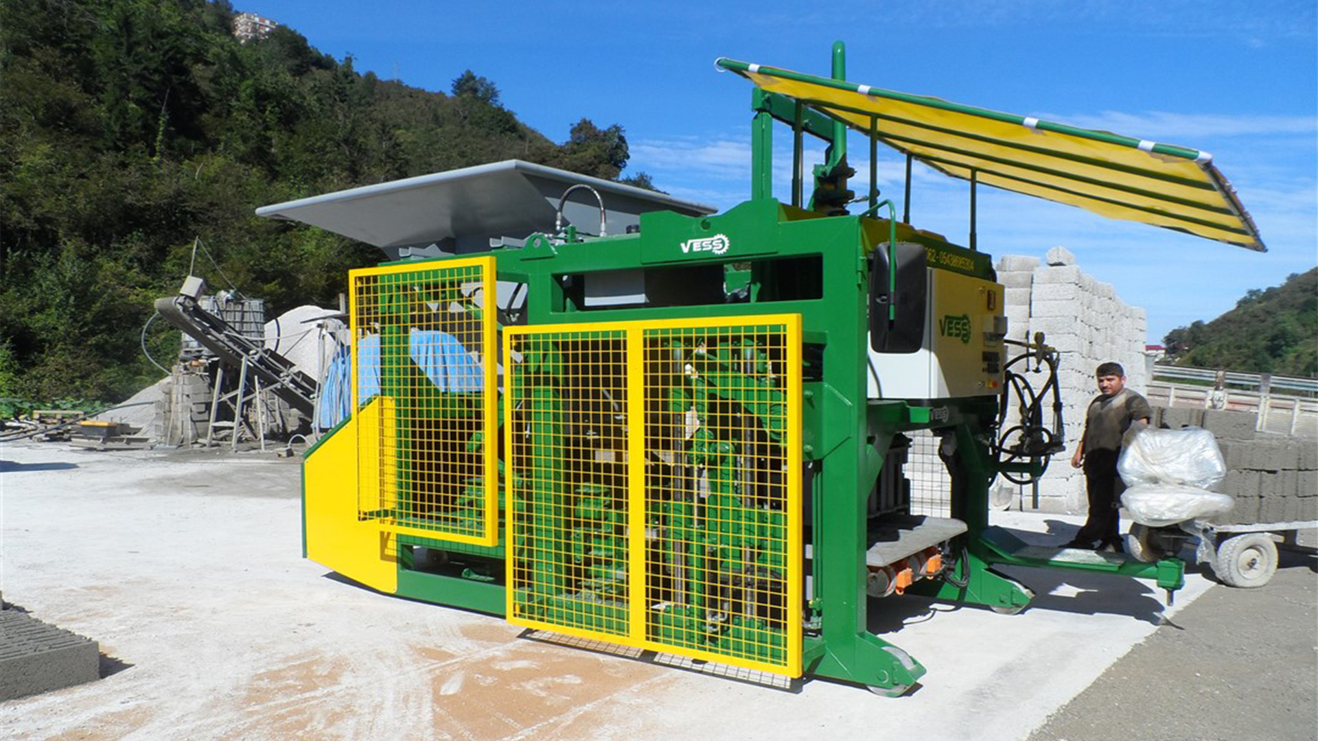 Mobile machine for hollow concrete blocks