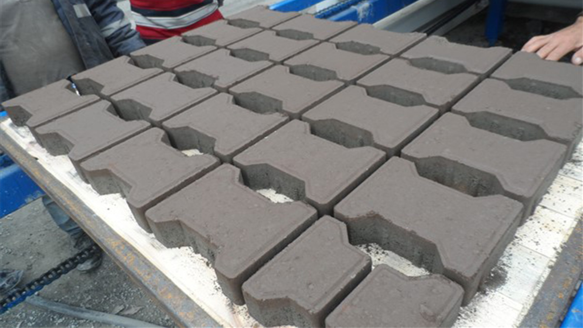 Precast concrete curbstone making machine