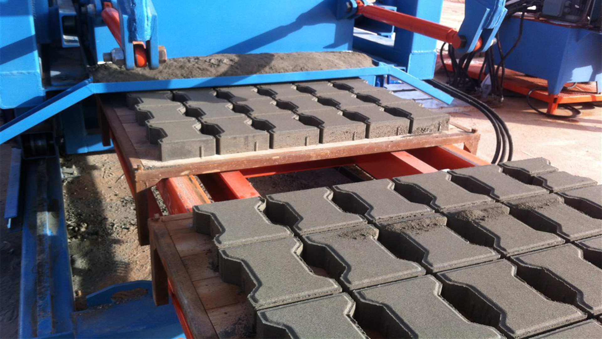 Precast concrete curbstone making machine