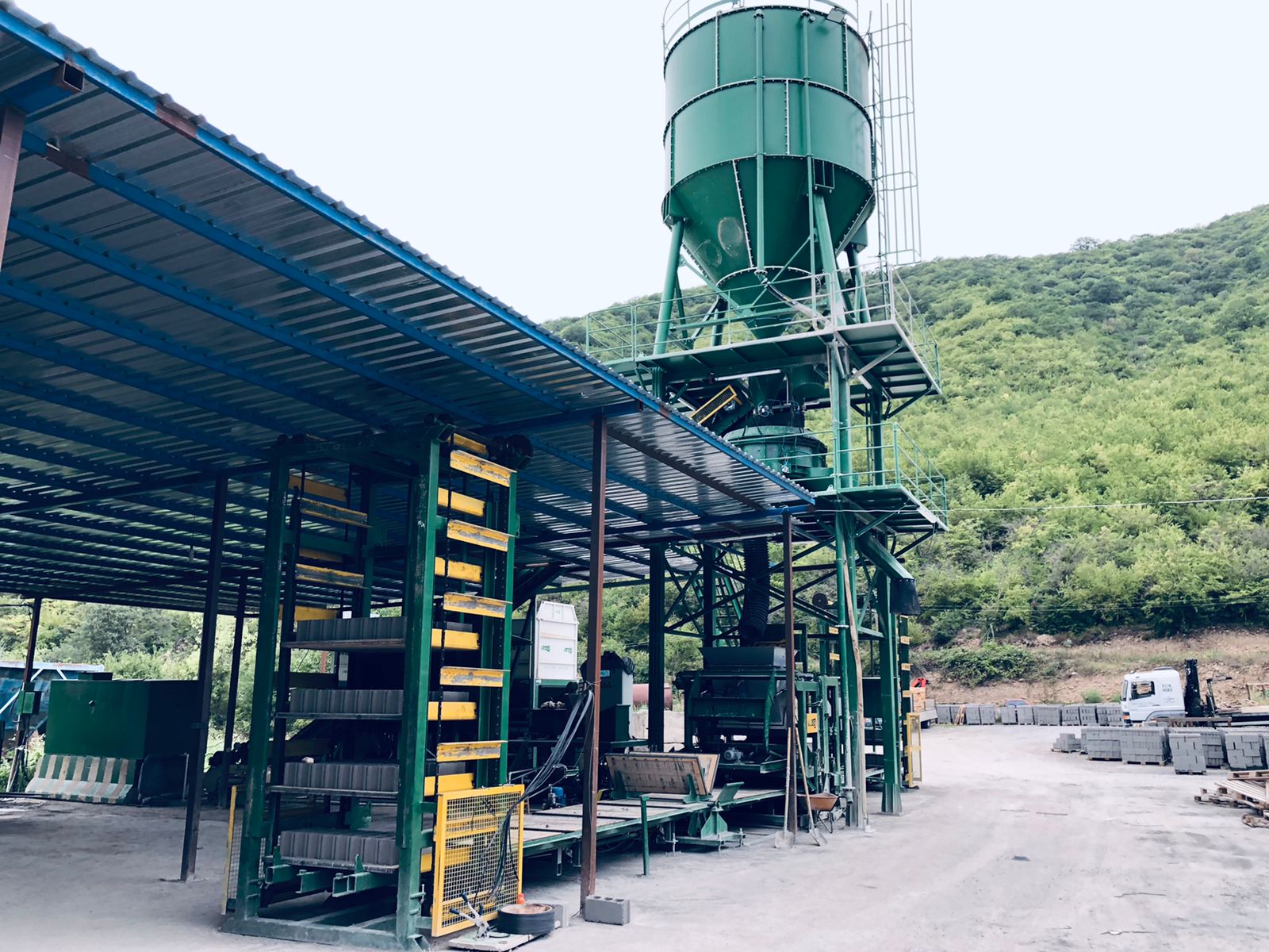 Máquina para fabricar bloques de concreto en Dusheti