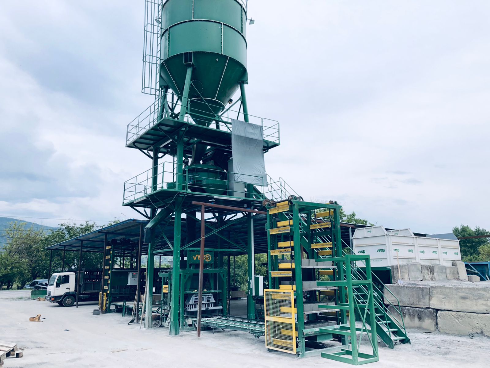 Máquina para fabricar bloques de concreto en Kajetia