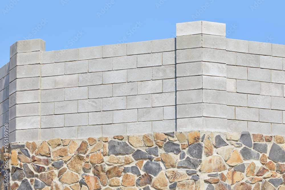 Muro construido con bloques de hormigón