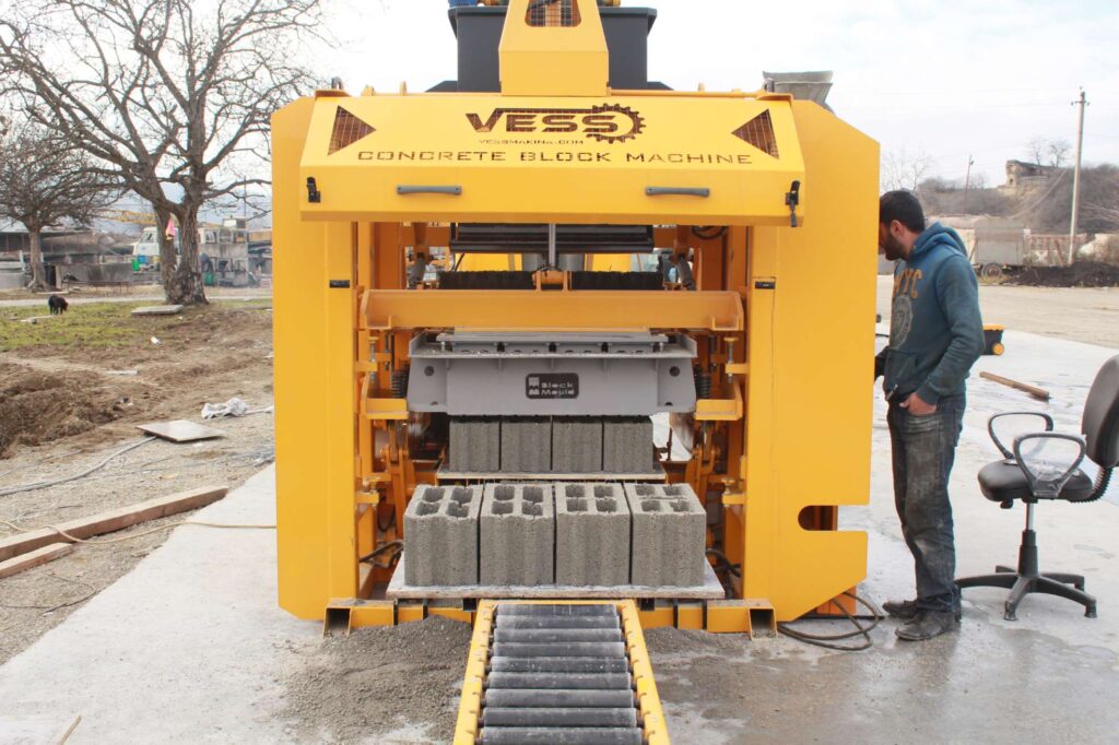 Concrete_block_machine.jpg