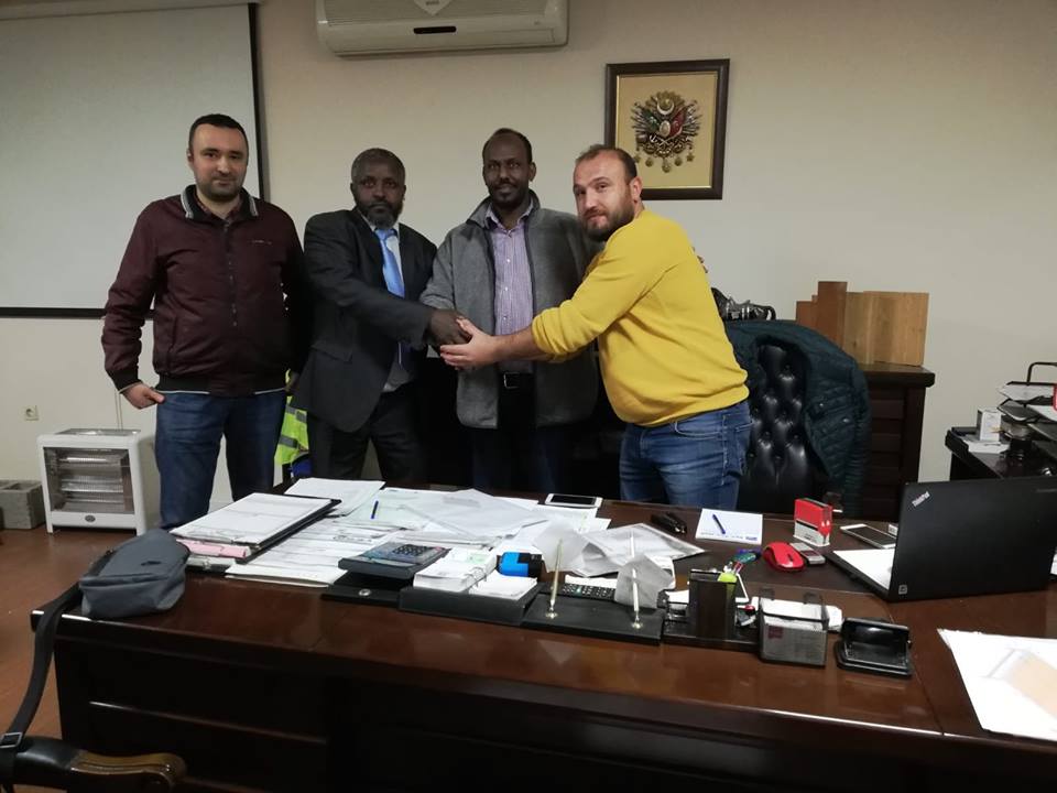 Firma de un cliente para comprar una máquina turca para bloques macizos
