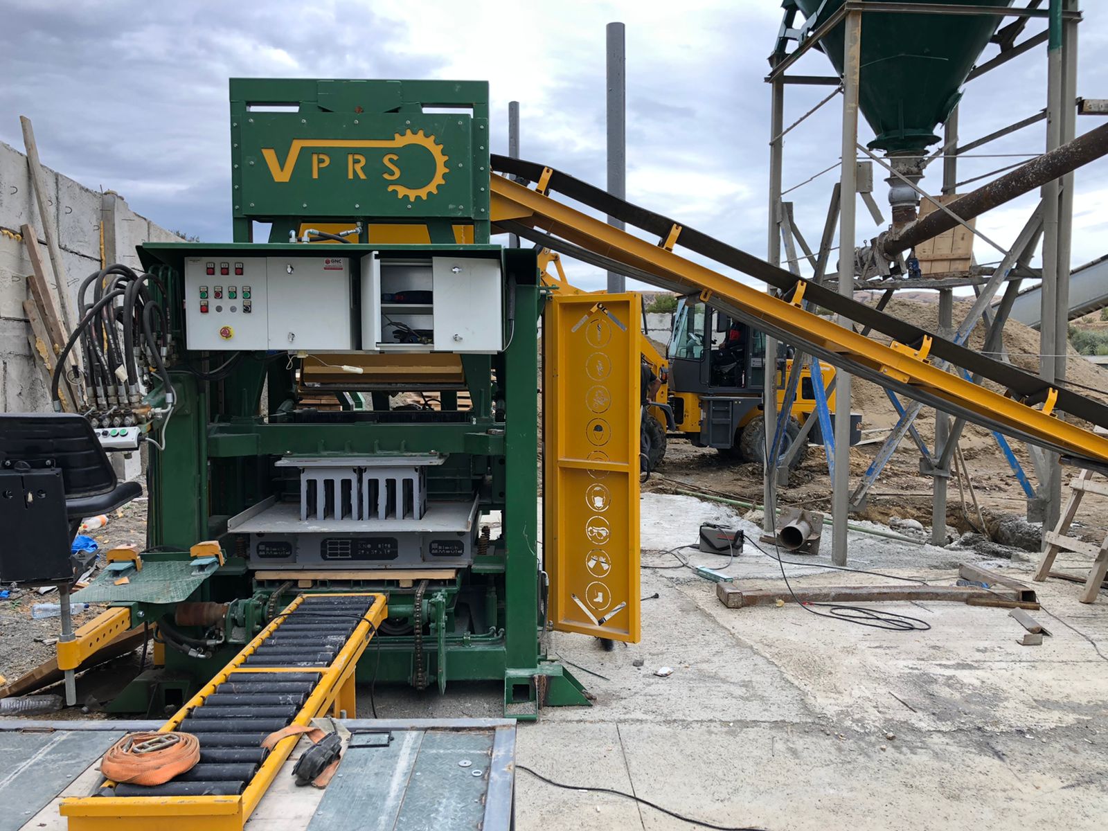 Máquina para fabricar bloques huecos