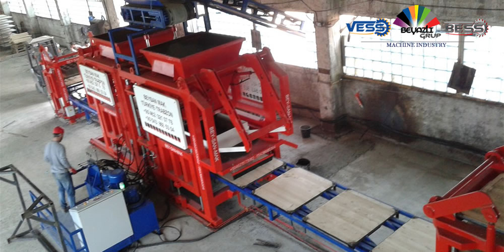 Imagen de una máquina hidráulica para fabricar bloques de concreto