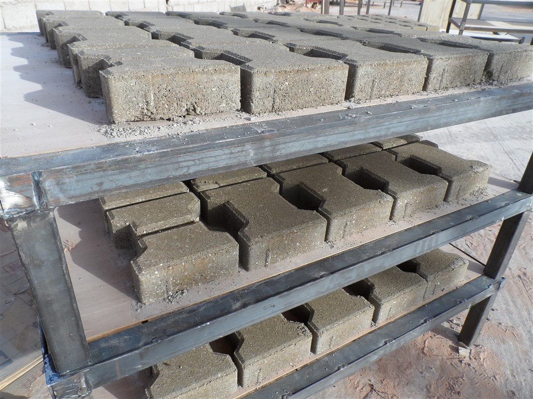 Máquina para adoquines en producción Máquina para adoquines en producción